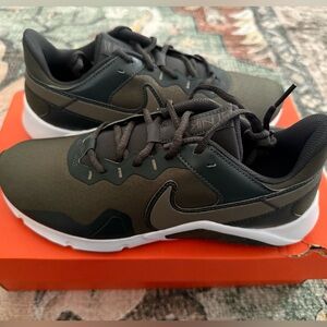 Nike Legend Essential 2 Shoes Mens Size 7 Trainers Sneakers Green